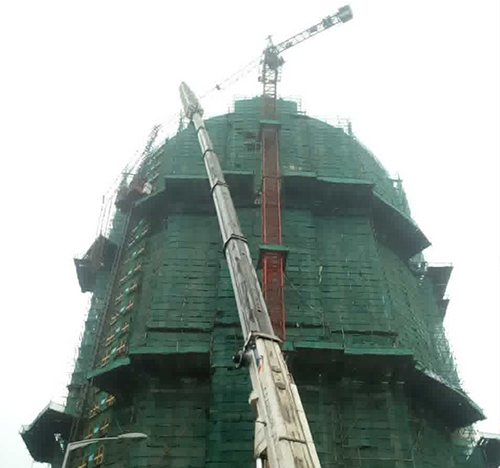 封丘吊车在工地上作业